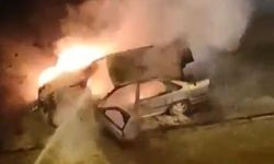 Kayseri'de park halindeki otomobil alev alev yandı