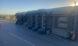 Konya'da pancar yüklü tır devrildi: 1 yaralı