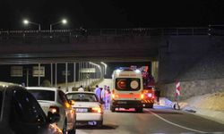 Köprüye çıkarak intihara kalkışan genci jandarma kurtardı