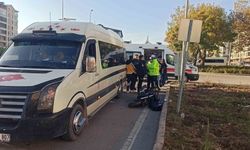 Minibüs ile motosiklet çarpıştı: 1 yaralı