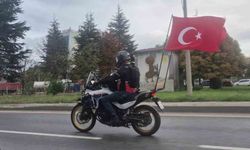 Motosikletinin arkasına astığı Türk bayraklarıyla çevre yolunda ilerledi