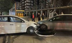 Niğde'de otomobil direğe ve park halindeki araca çarptı: 1 yaralı