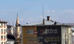 Sivas'ta 5 katlı binanın çatısında tehlikeli çalışma, yürekleri ağza getirdi