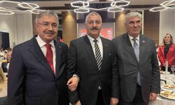 Tören alanında tepki gösteren şehit babası ile Vali Yılmaz resepsiyonda bir araya geldi