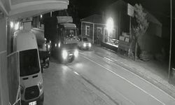 Yolda kalan kamyona otomobil arkadan çarptı