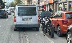 Motosiklet hafif ticari araca çarptı: 2 yaralı