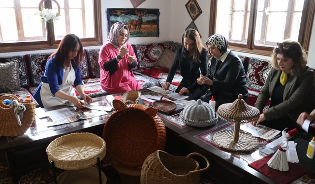 Kadınlar çöpe gidecek kağıtları hayallerindeki eşyalara dönüştürüyor