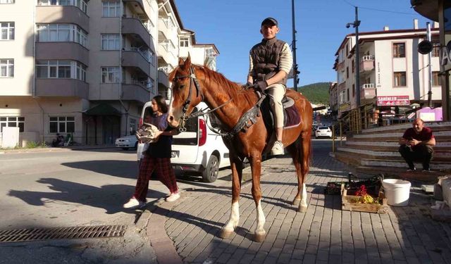 Şehrin ortasında atla gezintiye çıktı, görenler şaşkınlıklarını gizleyemedi