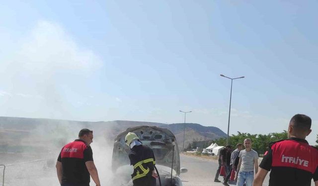 Otomobilde çıkan yangını itfaiye ekipleri söndürdü