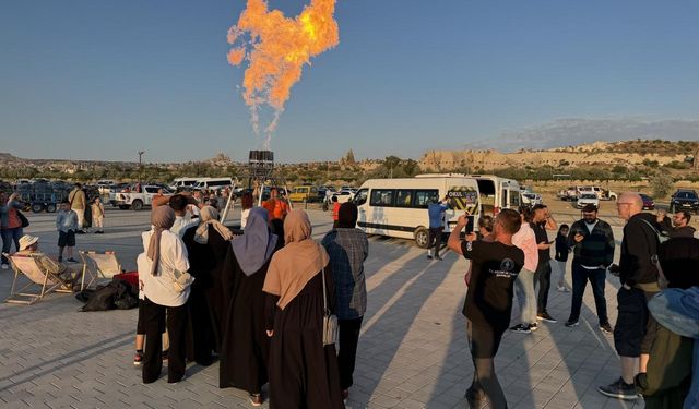 Kapadokya'da figürlü balonların gösteri uçuşuna "rüzgar" engel oldu