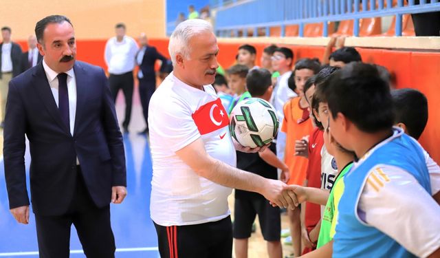 Vali öğrencilere önce antrenörlük yaptı sonra onlarla futbol oynadı