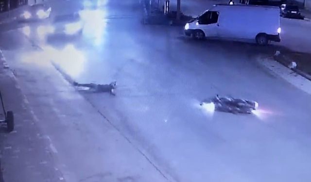 Otomobil ile çarpışan motosiklet ve sürücüsünün savrulma anı kamerada