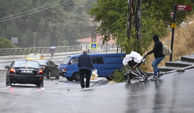 Ankara'da minibüsün kayalıklara çarpması araç kamerasında