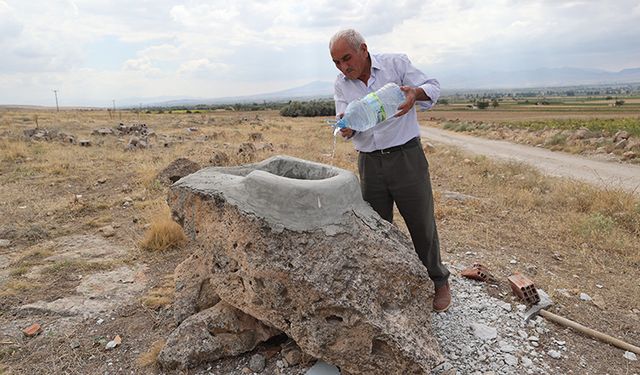 Yaban hayvanlarının susuz kalmaması için kayalara yalak yapıyor