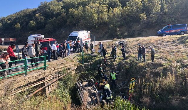 Konya'da köprüden düşen otomobildeki 3 kişi yaralandı