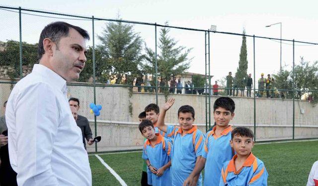 Bakan Kurum, halı saha sözünü yerine getirdiği çocuklarla futbol oynadı