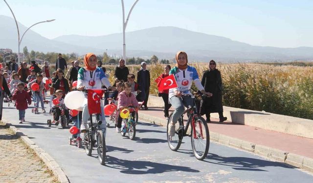 Minik öğrenciler cumhuriyetin 101. yıldönümü için pedal çevirdi