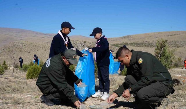 Niğde’de ormanda çöp topladılar