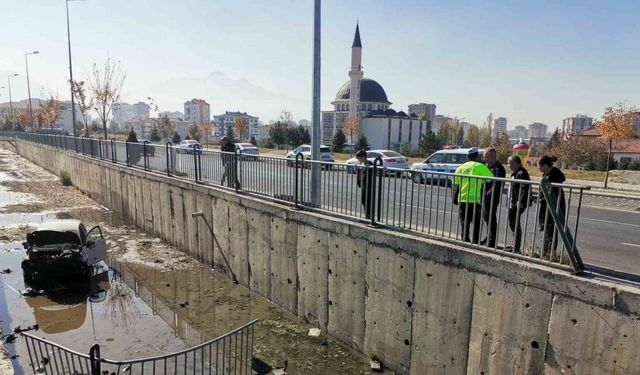 Kontrolden çıkan otomobil kanala uçtu