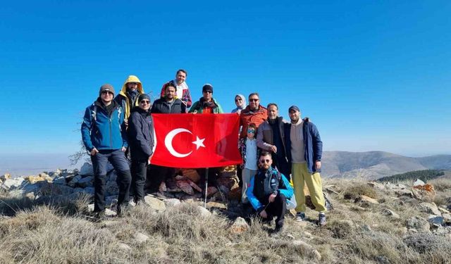 Dağcılar Kırşehir zirvelerinde Türk Bayrağı açtı
