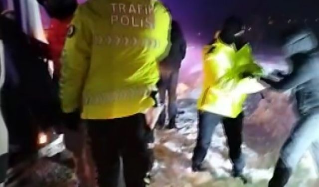 Otobüs ve minibüs kara saplandı, mahsur kalan 53 kişiyi polis kurtardı