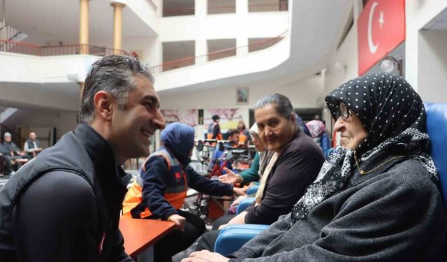 AFAD ekipleri yaşlıların yüzünü güldürdü