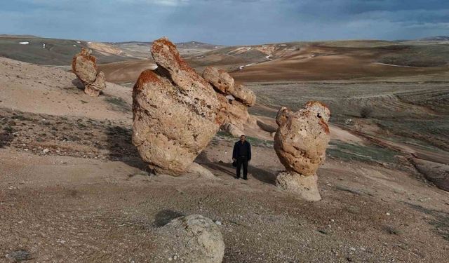 Bozkırın ortasındaki devasa kayalar köylünün merak konusu oldu