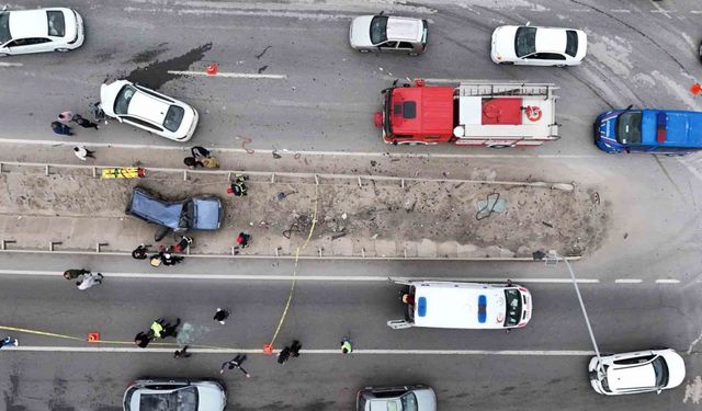 Çarpışan Fiat otomobiller hurdaya döndü: 1 ölü, 6 yaralı
