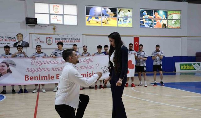 Hentbol maçında sürpriz evlilik teklifi
