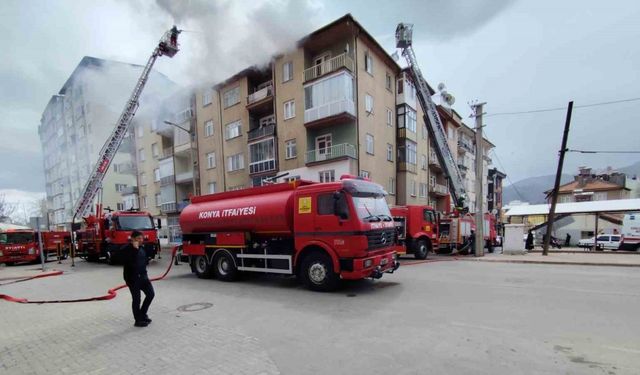 Konya’da 5 katlı binanın çatısında yangın çıktı