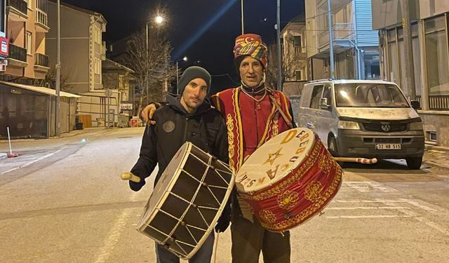 Mahalle sakinlerini 39 yıldır manileriyle sahura kaldırıyor