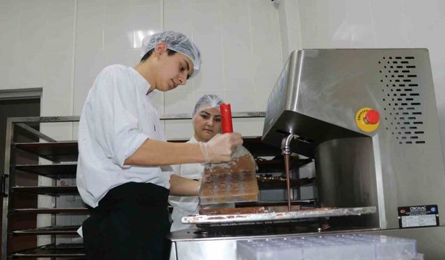 Öğrencilerden gece vardiyalı bayram hazırlığı, 5 bin 500 paket çikolata satıldı