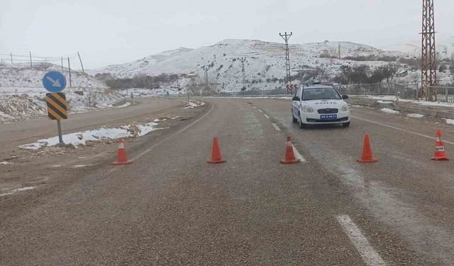 Sivas’ta yoğun kar yağışı ve tipi ulaşımda aksamalara neden oldu