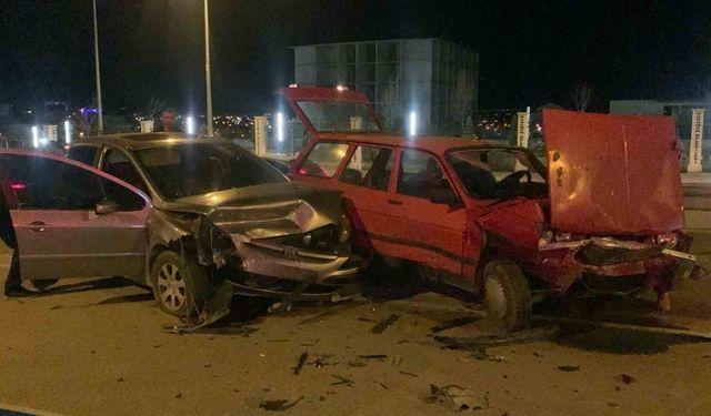 Üst geçitte iki otomobil kafa kafaya çarpıştı: 2 yaralı
