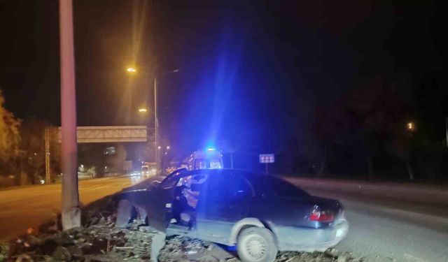 Alkollü sürücünün direksiyon hakimiyetini kaybettiği araç direğe çarparak durabildi