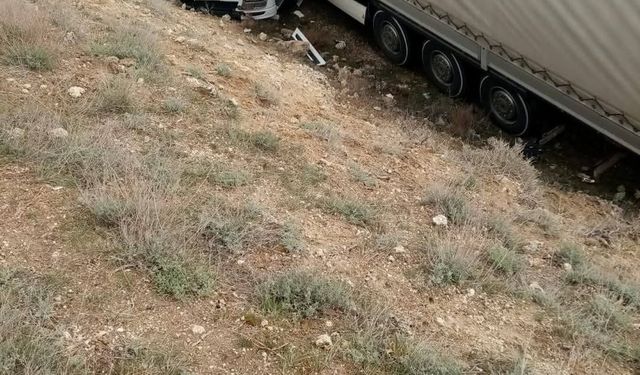 Ankara’da yağmur nedeniyle kayganlaşan yolda tır yoldan çıktı