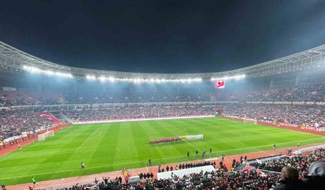 Başkan Gürhan Albayrak, "Esnafını, taraftarını ve Eskişehir’i düşünen birileri var bu şehirde"