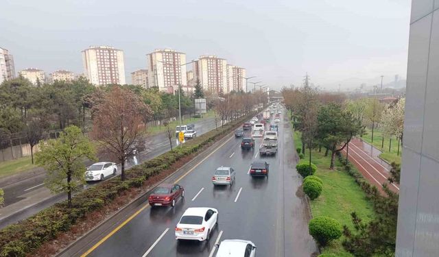 Başkentte etkisini gösteren yağış trafiğe neden oldu