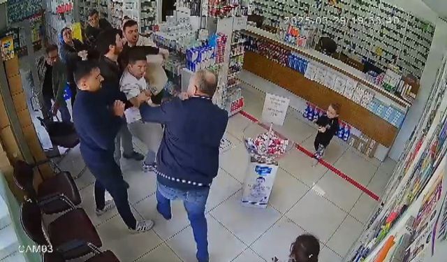 Boks ringine dönen eczanedeki kavga anı kamerada