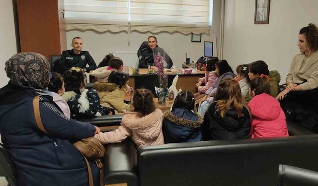 Çocuklar Polis Haftası’nda karakolu ziyaret etti