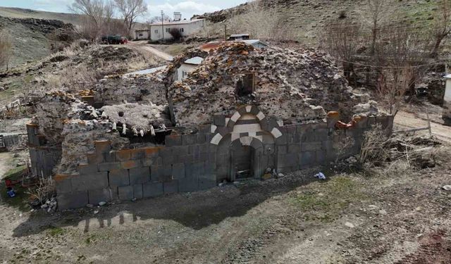 Definecilerin talan etti, asırlık kilise harabeye döndü