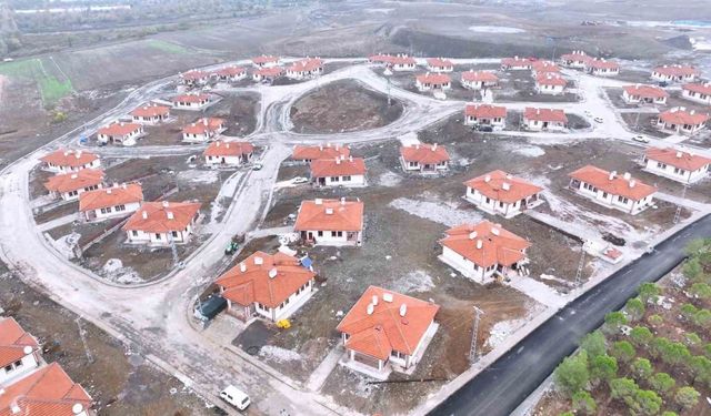 Depremin ardından Kadıoğluçiftliği’ndeki köy evlerinde yaşam başladı
