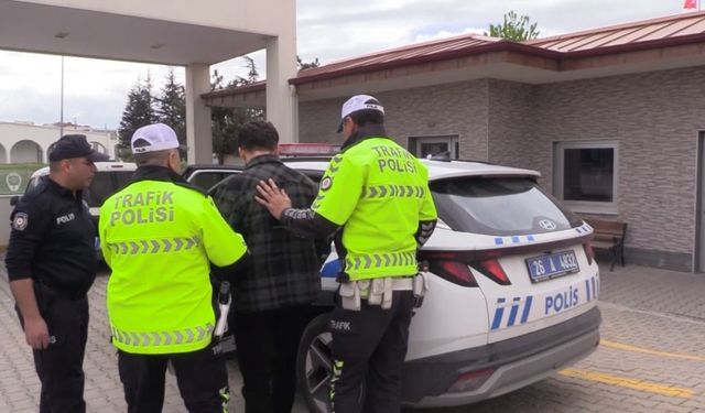 Dizi izleyerek yolcu taşıyan minibüs şoförüne işlem yapıldı
