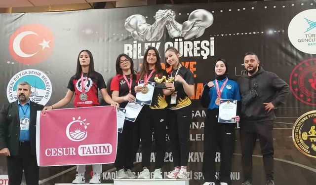 Eskişehirli sporcu bilek güreşinde çifte zafer kazandı