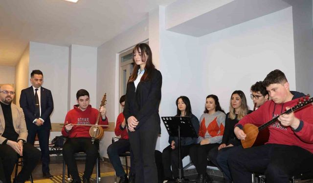 Güzel Sanatlar Lisesi öğrencileri, polisler için söyledi