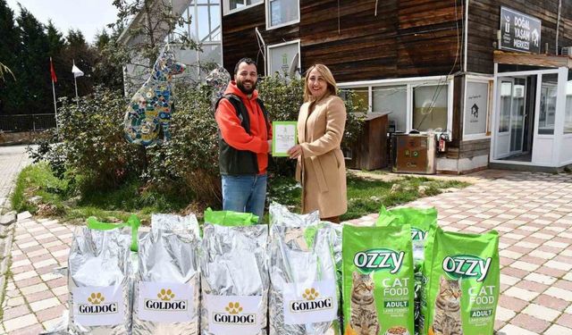 Hayvanseverlerden patili dostlara mama bağışı