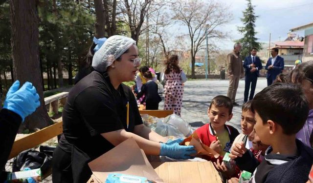 İlk hamburgerlerini liseli ablalarının ellerinden yediler