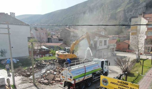 İnönü’de tehlike binaların yıkımı devam ediyor