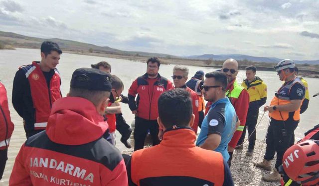 İş makinesini temizlerken nehre düşmüş