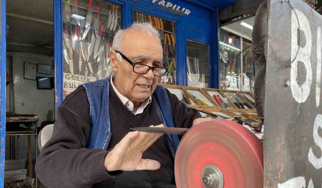 İşini severek yapan 81 yaşındaki Erhan amca mesleğini bir türlü bırakamıyor